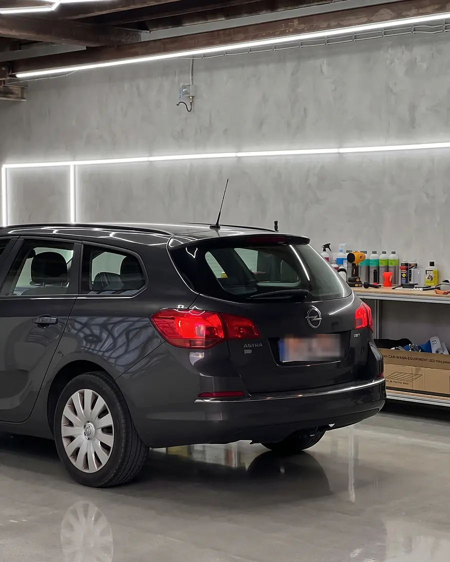 KI-Visualisierung: gepflegter Kombi in einem Detailing-Studio